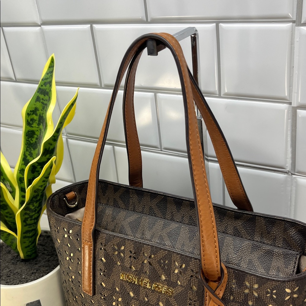 1184 Michael Kors lazer cut tote and wallet set 259031184 - Picture 5 of 16